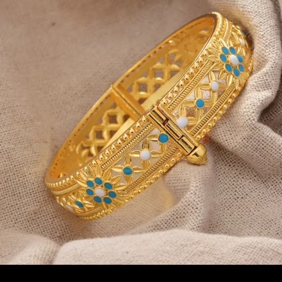 "Glam Up with 18K Gold - Hostess Choice!" - Picture 10 of 11